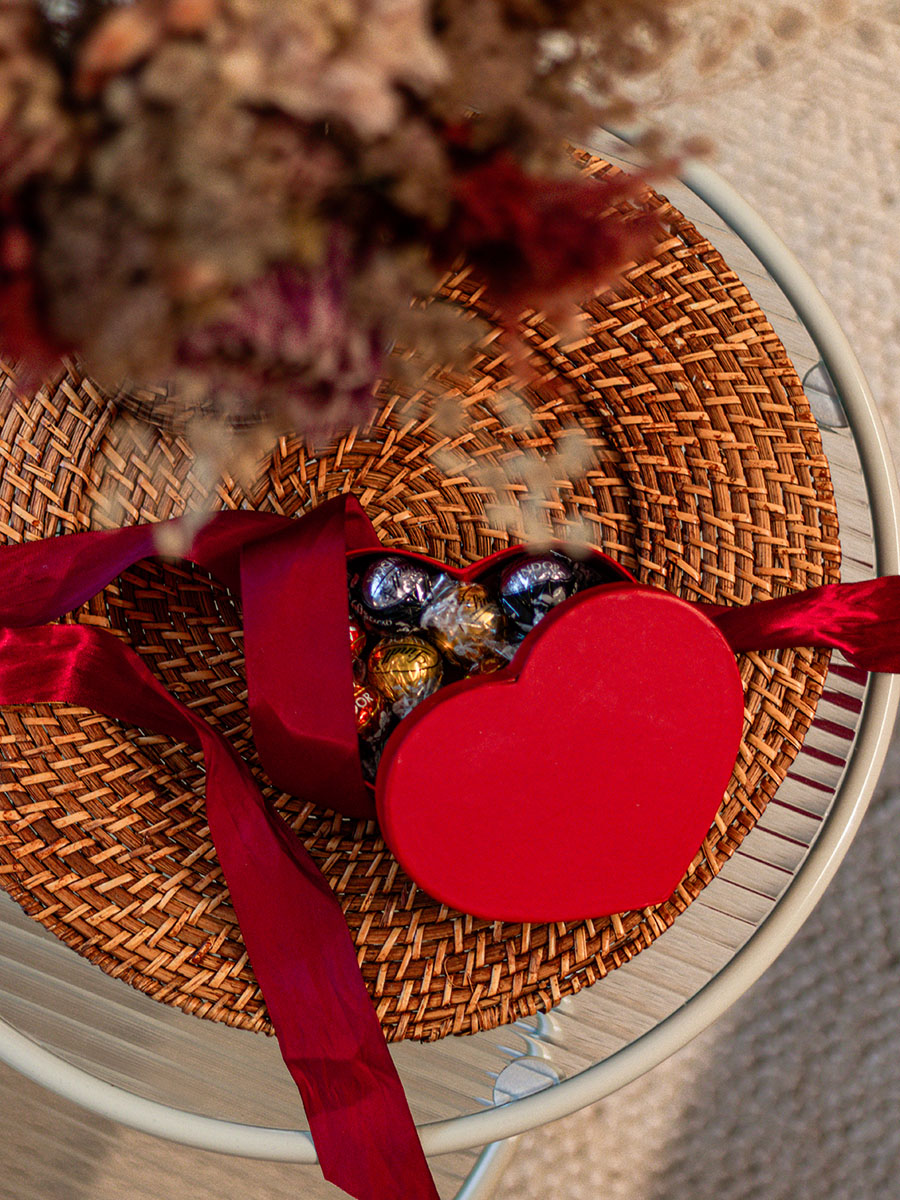 DIY červená krabička v tvare srdca naplnená čokoládovými bonbónmi